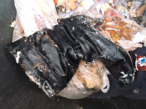 Meist schon im Müllauto sehen alle Schuhe und Klamotten so aus, wenn sie durchgepresst worden sind und viele siffige Mülltüten aufgeplatzt sind.