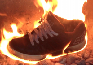 Ist schon hypnotisierend einem brennenden Schuh oder Stiefel zuzusehen;-)