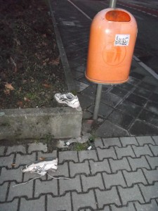 Müll0313 022.jpg (320.07 KiB) 25986 mal betrachtet Die großen asics passten wohl nicht in den Abfallkorb?!