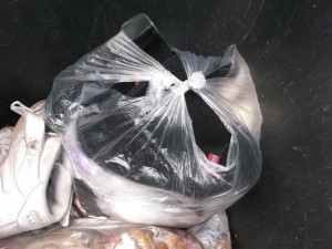 Ein fetter Küchenmüllbeutel mit gleich drei Schuhpaaren drin!!!