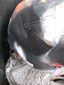 Anjas abgestöckelte und verschrammte Alltagsstiefeletten.