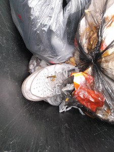 Lenas Küchendreck hat sich schon - mit Absicht ? - auf die totgelatschten Nikes ergossen.