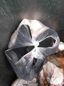 Noch einen Blick auf den fetten Küchenmüllbeutel mit Anjas UGGs obendrin.