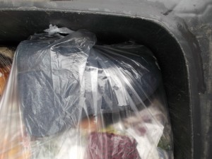 Ich konnte es kaum fassen. Da lagen ja echte Sammlerstücke drin: Selten gewordene Plateaustiefel in Jeansstoffoptik und dazu noch in gutem Zustand.