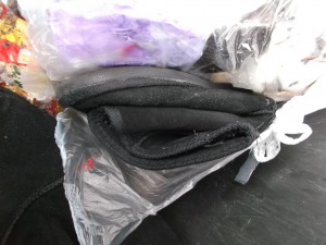 Ein geiles Foto: Die einstmals so klobigen UGGs nun plattgedrückt im Hüchenmüllbeutel.