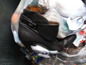 Obwohl seit einer Woche im Müll, glänzen diese abgestöckelten Stiefeletten von Anja immer noch im Dreck. Das ist echt selten zu beobachten.