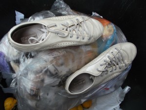 Süße geile Lacksneakerchen in stinkendem Müll. Die gehören nun wirklich in (m)eine Sammlung.