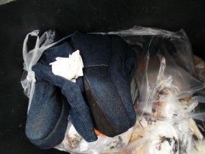 Nun auch die noch ganz &quot;frisch&quot; im Müll liegenden Jeans-Plateau-Stiefel.