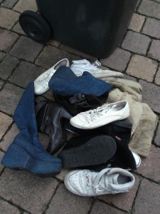 Diesmal spiegeln sich die geilen Schuhe und Stiefel nicht an der inneren Mülltonnenwandung, sondern außen!