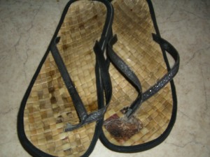 Flip Flop Müll im Küchenmüllbeutel