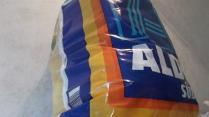 Aldi-Plastiktüte, meine aktuelle Mülltüte, geht heute noch in die Mülltonne, Montag kommt das Müllauto, dann ab zur Verbrennung