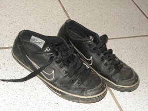 Diese Nikes sehen mir auch noch gar nicht so müllreif aus, lagen trotzdem im Müll...