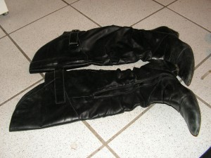 Woanders dann diese ziemlich fertigen Stiefel...