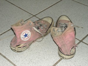 ... und hammermäßig fertige ehemals pinke Chucks!