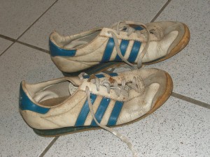 Und die hier sehen für mich aus wie uralte Adidas Rom, aber man kann den Schriftzug nicht mal mehr ansatzweise erkennen... Dem Gammel nach müssen die die letzten 20-25 Jahre in irgendeinem feuchten Keller verbracht haben...