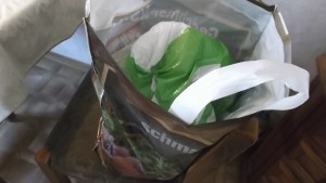 Edeka-Plastiktüte mit meinem Samstagsmüll