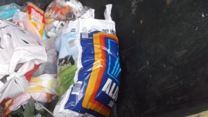 Aldi-Plastikmülltüte, entsorgt von ner Blondine mit roten Krallen