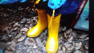 da leben und stehen sie noch..die geilen nagelneuen gelben gumsen...doch gleich gehts ins feuer
