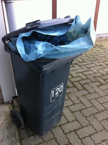 Der Müllsack kauert in der Tonne und wartet auf sein Ende