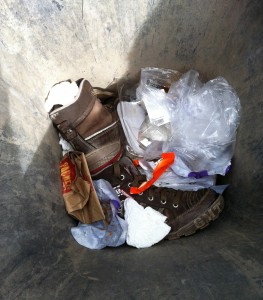 IMG_1570.jpg (1.24 MiB) 4896 mal betrachtet Zusammen mit anderem Müll warten sie auf die Müllabfuhr um gepresst geshreddert und verbrannt zu werden!