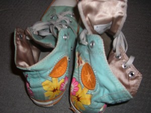 chucks mit seidenstoff innen. lagen in einem küchenmüllbeutel.schöne fussabdrücke drin