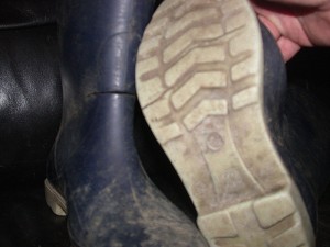 elbit-blau-muell.jpg (304.12 KiB) 8775 mal betrachtet völlig fertige blaue elbit gummistiefel aus den 80ern