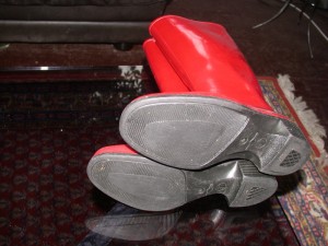 rot2.JPG (157.63 KiB) 8760 mal betrachtet die sohle ist nur etwas abgelaufen, kaputt sind die am schaft vorn (riss)