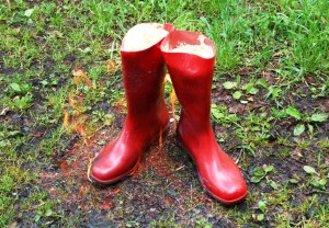 erste Flammen lecken an den Gummistiefeln