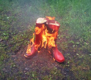 sanft umspielen die Flammen die Stiefelschäfte