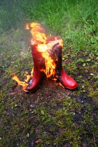 aufrecht und in Flammen stehn die Stiefel, aus PVC gemacht ...