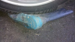 zstiefel1.jpg (90.71 KiB) 2768 mal betrachtet PVC Gummistiefel unter Autoreifen (Anfangsstadium)