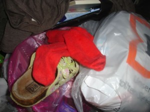0DSC06774.JPG (57.49 KiB) 12595 mal betrachtet dann ein größerer Fundus: zwar nur eine Schlappe und ein paar rote Socken, dafür auch noch zwei Säcke Klamotten und jede Menge Haushaltskrusch ... Bilder, CD's, Erinnerungsstücke und und und