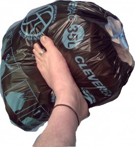 Hier presse ich schon mal mit meinen Füssen mein Intimmüllsack, nur ein kleiner Vorgeschmack, denn 10min später war er schon weg in der Müllabfuhr schön klein gepresst bei den anderen stinkenden Säcke....