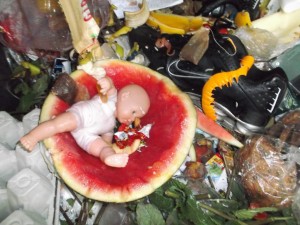Müll0613 533.jpg (329.67 KiB) 8295 mal betrachtet Ich kriege die Vorstellung nicht aus dem Kopf: Schockiert erinnert mich dieser Anblick an das Christuskind in der Krippe! Da ist absolut nichts gestellt worden. Kaum zu glauben: Das ist "einfach nur" die schon oft beschriebene "Mülllotterie". Verstörend, aber die Realität!