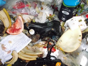 Müll0613 534.jpg (313.27 KiB) 7988 mal betrachtet Dieser Shox lag hier "richtig" und passte sich zum übrigen Dreck an.