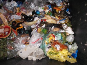 Müll0613 538.jpg (317.02 KiB) 7988 mal betrachtet Ein geiler Anblick und eine noch geilere Vorstellung wie die Shox nach einer Woche tief verschüttet im Hausmüll in ekliger Müllbrühe vor sich hinsiffen und vom Müllgewicht platt zusammensacken und vor sich hinrotten.