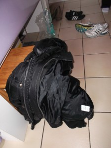 Lauras alte Winterjacke brachte sie auch aus deren Zimmer und am Tisch standen schon andere Schuhe, bei denen ich ahnte, was mit denen passieren könnte.