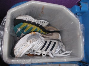 Müll0613 005.jpg (294.59 KiB) 4199 mal betrachtet Noch feucht, müffelnd und warm stopfte Anja herzlos ihre treugedienten Gefährten in den Küchenmülleimer und sofort klebte der erste Siff dran.