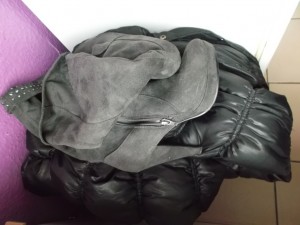 Müll0613 007.jpg (256.66 KiB) 4187 mal betrachtet Die geile Jacke und Anjas superkuschelweiche Lieblingsstiefel legte sie auf den Mülleimer.