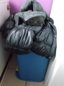Müll0613 008.jpg (239.49 KiB) 4451 mal betrachtet Der Anblick machte mich betroffen und Anja bemerkte das. Sie selbst machte ein unglückliches Gesicht. Sie erklärte mir, dass sie bei einer Weihnachtsfeier bemerkt hat, dass ein Absatz lose ist und eine Reparatur zu teuer käme. Einige Monate hat sie noch das Unvermeidliche aufgeschoben, doch nun waren sie "fällig".