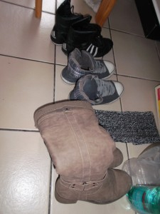 Hinten ausrangierte Sneakerchen von Laura und vorne Anjas Winterstiefel.