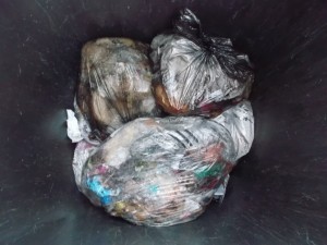 Die ersten Müllschuhe lagen nun in der Tonne.