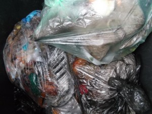 Eine Stiefelspitze versuchte erfolglos den &quot;Ausbruch&quot; aus dem siffigen Müllbeutel.