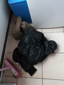 Die Jacke und Anjas Winterstiefel lagen schon beim Kehrricht.