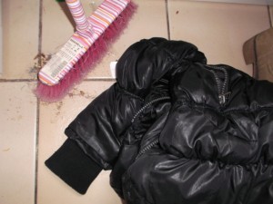 Nur eine ausrangierte Girlyjacke liegt beim Kehrricht.