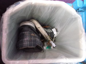 Der erste Kehrricht auf Lauras weggeworfenen Chucks.