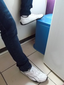 Anjas Pumas: Oben noch Hui, innen Pfui und an der Sohle endfertig gelatscht. Aber noch immer im Einsatz!