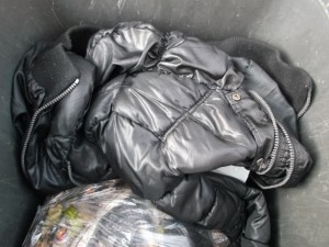 Noch glänzt die Jacke, aber irgendwann kommt der nächste Schwung Müll und Dreck.