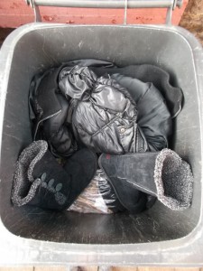 Überraschung: Kurzentschlossen hat Anja ihre eigenen UGGs ausrangiert und zur Mülltonne gebracht.