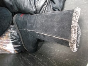 Obwohl total ausgelatscht, steht der Winterstiefel noch aufrecht in der Mülltonne-